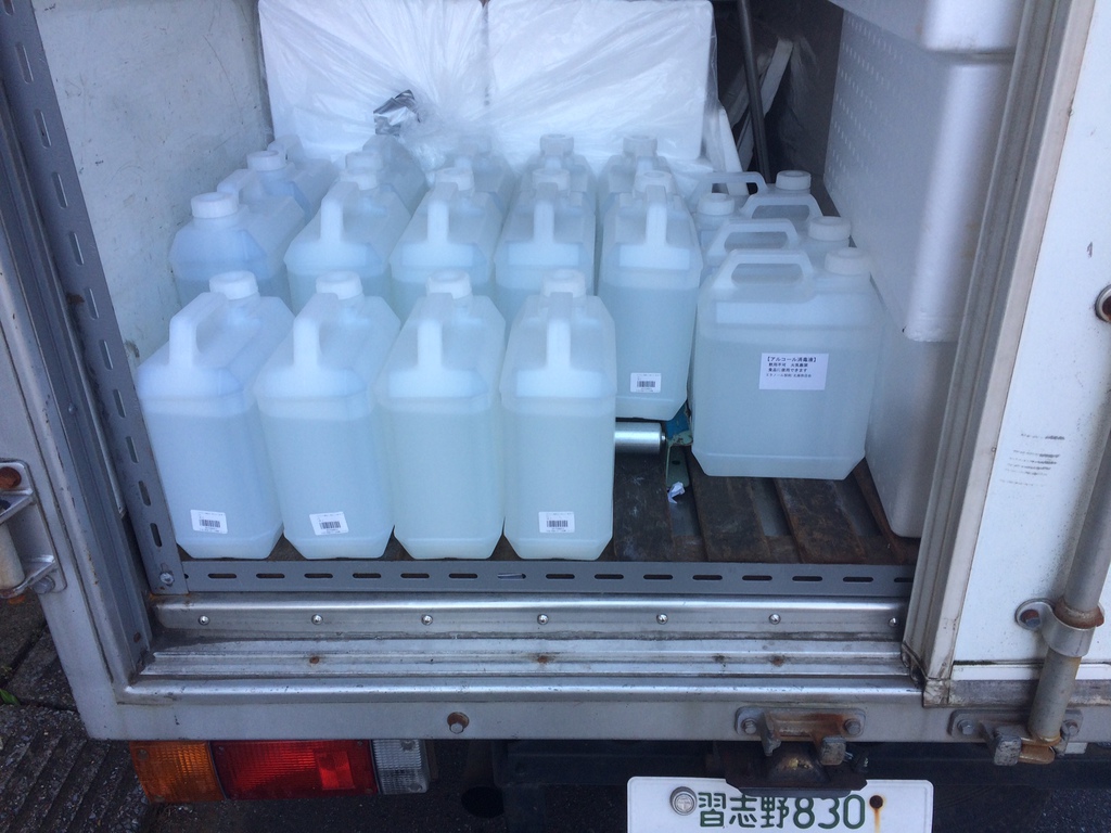 冷凍車の荷台に積まれる　北藤商店会　配付用　エタノール消毒液